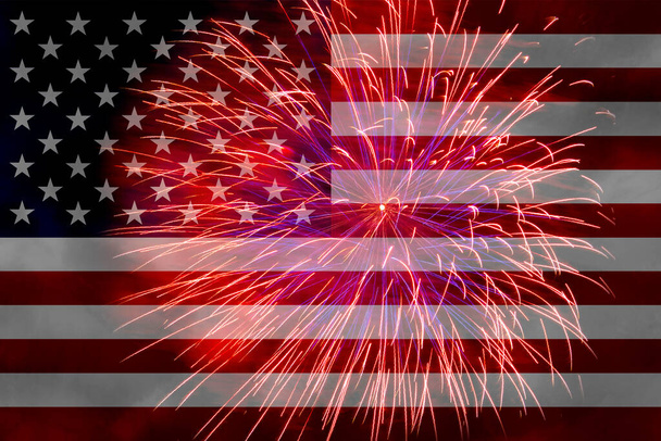 Konzept zur Feier des Unabhängigkeitstages in den Vereinigten Staaten von Amerika. USA Nationalflagge mit Feuerwerk Hintergrund für den 4. Juli. - Foto, Bild