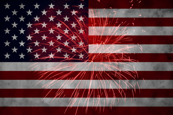 Conceito de celebrar o Dia da Independência nos Estados Unidos da América. Bandeira nacional dos EUA com fundo de fogos de artifício para 4 de julho. - Foto, Imagem