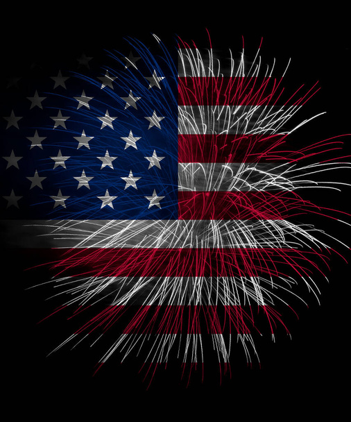 Концепция празднования Дня независимости США. Государственный флаг США на фоне фейерверков на 4 июля. - Фото, изображение