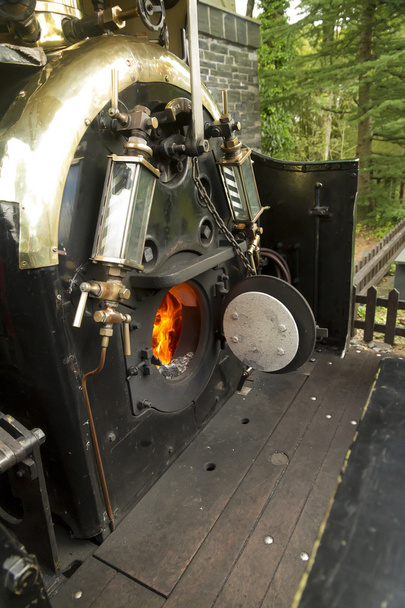 voetplaat en open firebox op smalspoor stoomlocomotief - Foto, afbeelding
