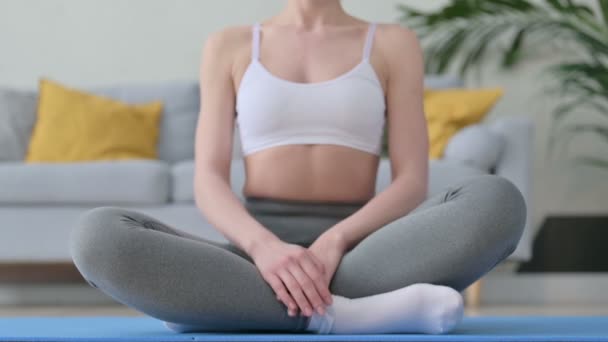 Primer plano de la mujer meditando en la esterilla de yoga en casa  - Metraje, vídeo