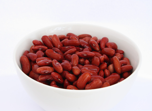Beaucoup de haricots rouges cuits dans un bol sur fond blanc
 - Photo, image
