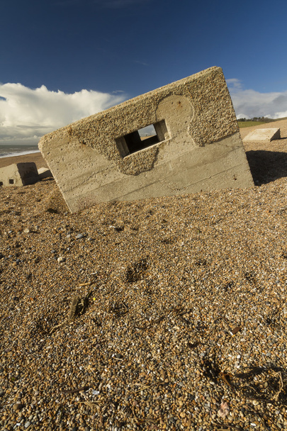 Deuxième Guerre mondiale Pillbox coulant dans la plage de galets, Chesil Bank
 - Photo, image