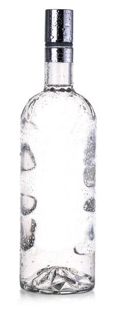 close-up fles wodka geïsoleerd op witte achtergrond - Foto, afbeelding