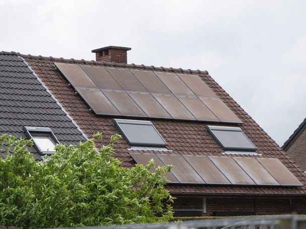 Dach prywatnego domu z brudne panele słoneczne - Zdjęcie, obraz