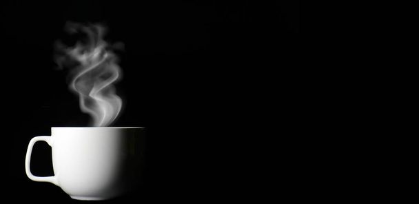höyry tulee ulos kahvikupista mustalla pohjalla - Valokuva, kuva