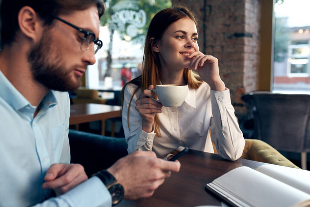 uomini e donne d'affari seduti in un caffè una tazza di comunicazione per il tempo libero caffè - Foto, immagini