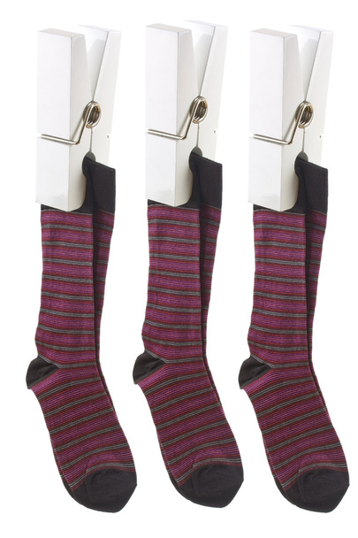 Белые колышки держат красные носки
 - Фото, изображение
