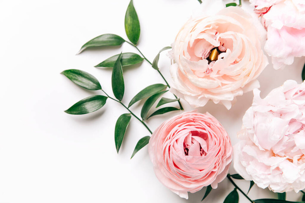 mooie roze bloemen met groene bladeren geïsoleerd op witte achtergrond, kopieer ruimte concept  - Foto, afbeelding