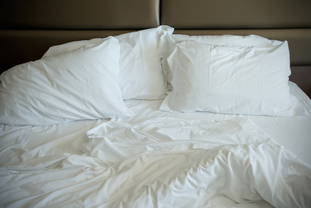 lege onopgemaakte bed - Foto, afbeelding