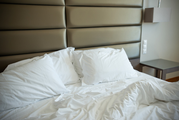Пустая несделанная кровать
 - Фото, изображение