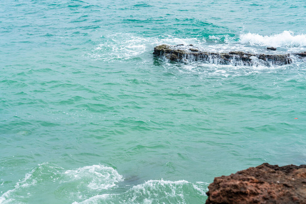 Fale i skały nad morzem - Zdjęcie, obraz