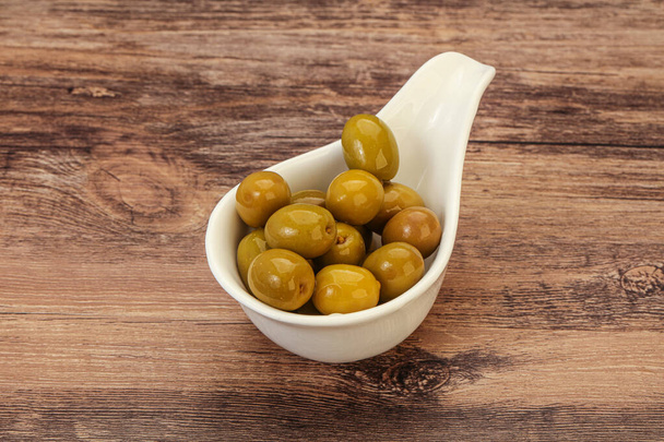 tas d'olives marinées vertes dans le bol - Photo, image