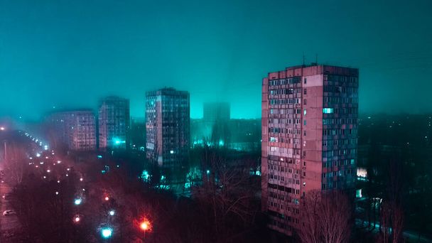 Неонові запалили міську повітряну панораму в поганому районі гетто
.  - Фото, зображення