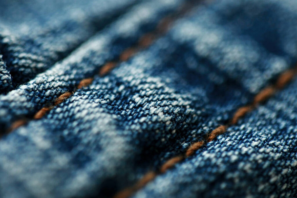 Jeans trama denim da vicino, concentrarsi su un solo punto, morbido sfondo blu carta da parati - Foto, immagini