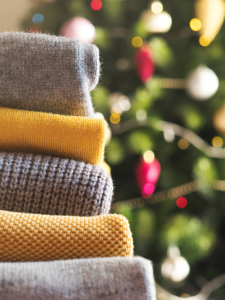 Sárga megvilágított szín és szürke téli pulóverek - Fotó, kép