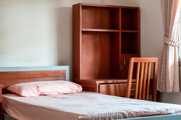 Leeres Schlafzimmer des Studentenwohnheims in der Universität, sauberes Interieur - Foto, Bild