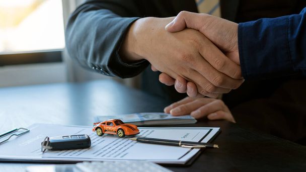 Car business, car sales, management of gestures and guide customers by closing the dealership, giving the new owner the keys after the contract, the car sale and rental concept. - Foto, Imagem