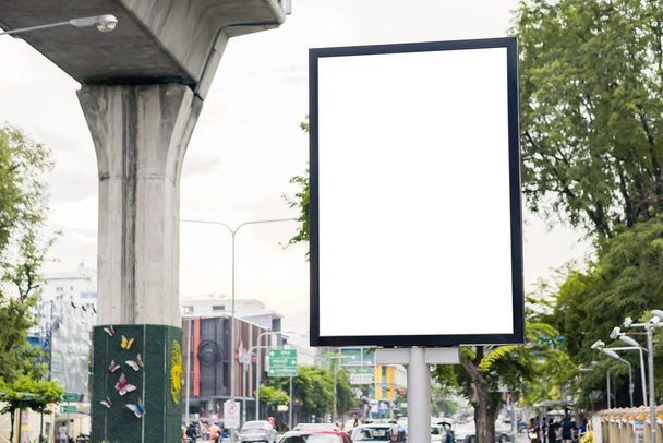 panneau d'affichage de rue vierge dans la zone urbaine de ville de route avec la ligne de rail de skytrain en arrière-plan, affichage vide isolé de publicité pour la conception - Photo, image