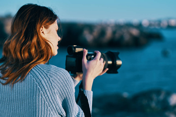 donna all'aperto e macchina fotografica professionale montagne rocciose paesaggio aria fresca - Foto, immagini