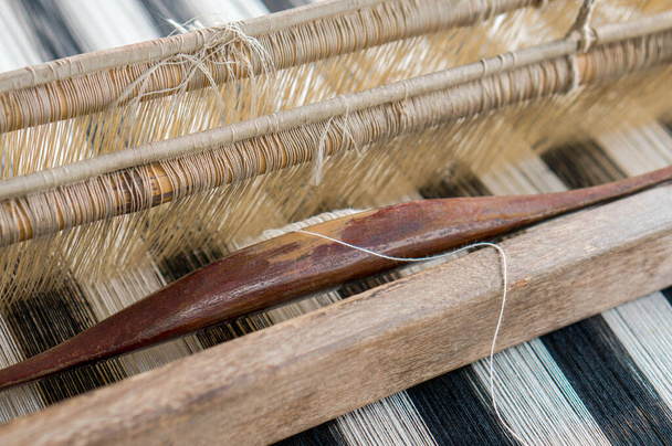 Zamknij drewniany kij do szycia, Tradycyjne prace tajskiego jedwabiu tkackiego nici - Zdjęcie, obraz