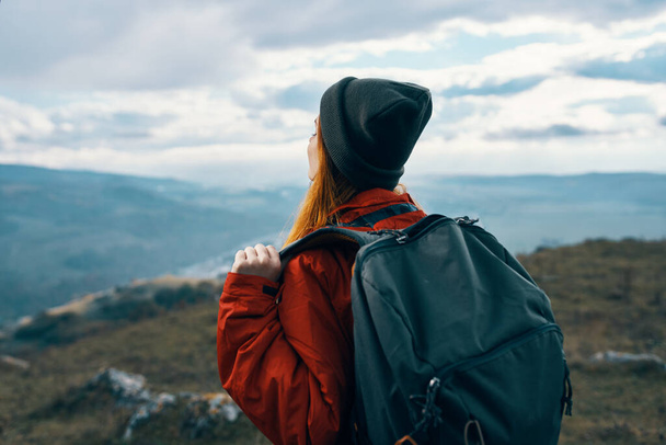 femme énergique en vêtements chauds avec sac à dos voyage tourisme montagnes paysage vue arrière - Photo, image