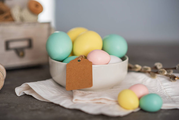 Easter eggs on wooden background. Vintage spring background for spring holidays. Easter composition with colorful Easter eggs and spring flowers. - Foto, imagen