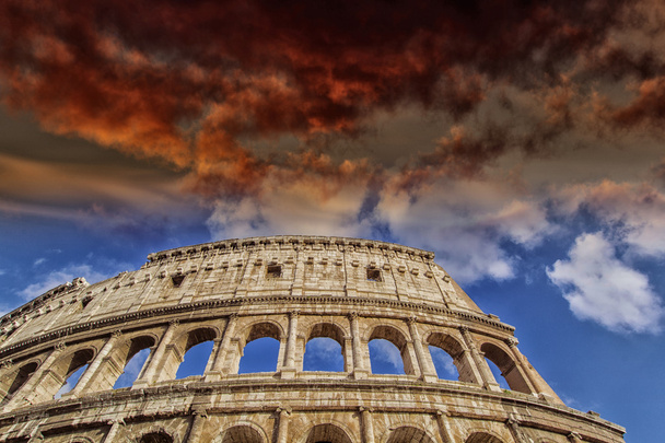 Красивое небо над Колизеем в Риме
 - Фото, изображение