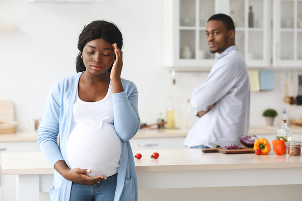 Donna nera incinta che litiga con il marito mentre cucina insieme - Foto, immagini