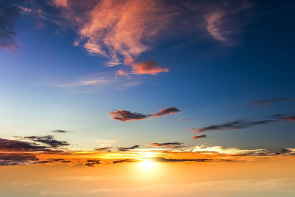 πολύχρωμος ουρανός με ήλιο σε σύννεφα υψομέτρου. θρησκευτικό υπόβαθρο - Φωτογραφία, εικόνα