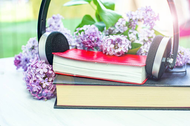 Audio kniha a sluchátka na stole - Fotografie, Obrázek