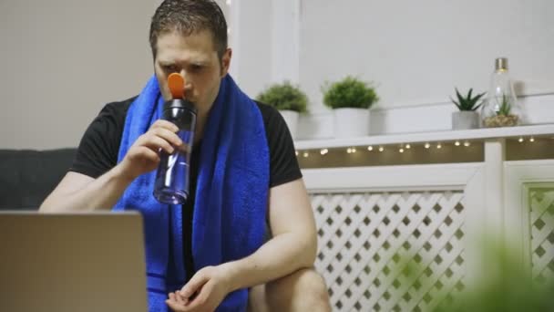 Homem bebendo água após o treino em casa. Atividades esportivas em casa. - Filmagem, Vídeo