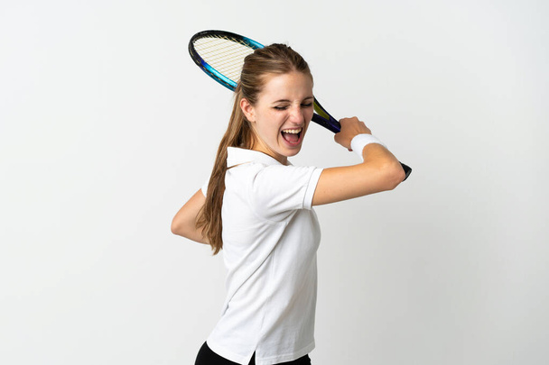 Молодая белая женщина на белом фоне играет в теннис - Фото, изображение