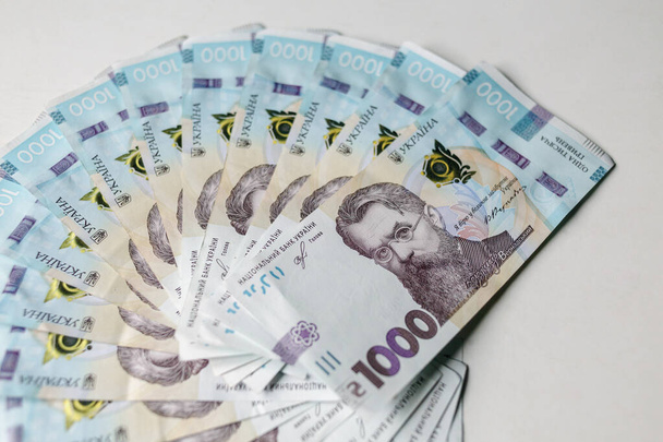 Украинские деньги. тысяча гривен банкнот. Физические доказательства коррупции в правительстве и бизнесе в стране - Фото, изображение