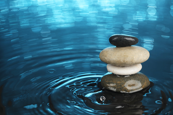 Сбалансированные камни в воде
 - Фото, изображение