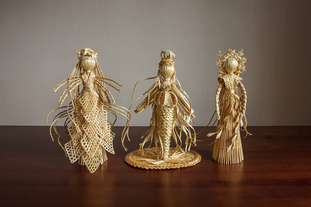 Bonecas antropomórficas (brinquedo) é feito de palha. Produtos de palha feitos à mão - Foto, Imagem