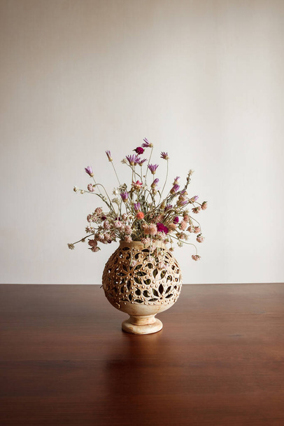 Natura morta con un mazzo di fiori secchi in una pentola di ceramica - Foto, immagini