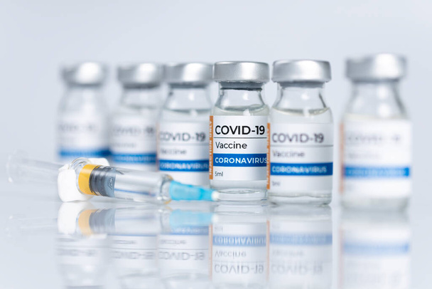 Coronavirus Covid-19 Vaccine vial glass bottles and syring - Fotografie, Obrázek