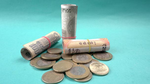 Mince a pět set dvě stě nových indických měn za peníze šetřící finanční koncept, Peněžní růst. - Fotografie, Obrázek