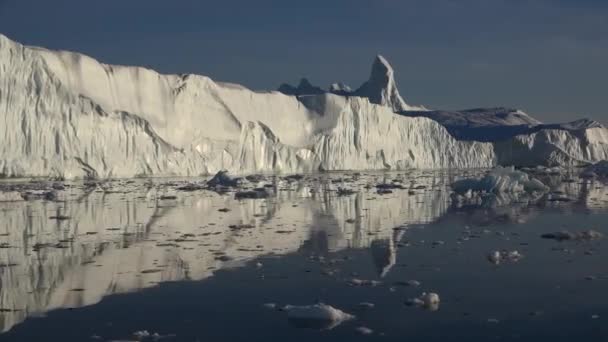 地球温暖化と気候変動。南極の融解氷河から巨大な浮遊氷山. - 映像、動画