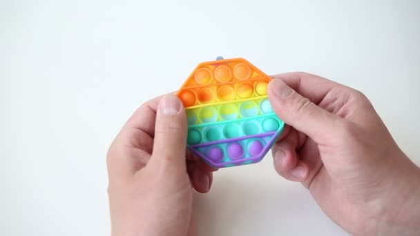 Uusi suosittu kuusikulmio muoto silikoni värikäs anti stressi pop se lelu. Lelu fidget Rainbow Pop se taustalla joku painaa touch drinkin. Trendikkäin lelu. - Materiaali, video