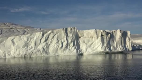 地球温暖化と気候変動。南極の融解氷河から巨大な浮遊氷山. - 映像、動画