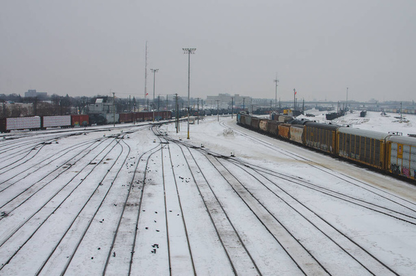 Trens no CP Winnipeg Yard cobertos de neve em um dia frio de janeiro, Winnipeg, Manitoba, Canadá - Foto, Imagem