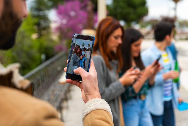 Νέοι που χρησιμοποιούν smartphone στο χέρι φίλο ομάδα με έξυπνο τηλέφωνο κοινωνικό πρόσωπο σε συνομιλία με κινητό κινητό κινητό τηλέφωνο ψηφιακή αφή και την τεχνολογία έννοια κινητό τηλέφωνο για το μήνυμα - Φωτογραφία, εικόνα