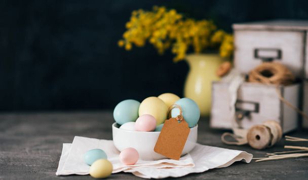 Easter eggs on wooden background. Vintage spring background for spring holidays. Easter composition with colorful Easter eggs and spring flowers. - Foto, Bild