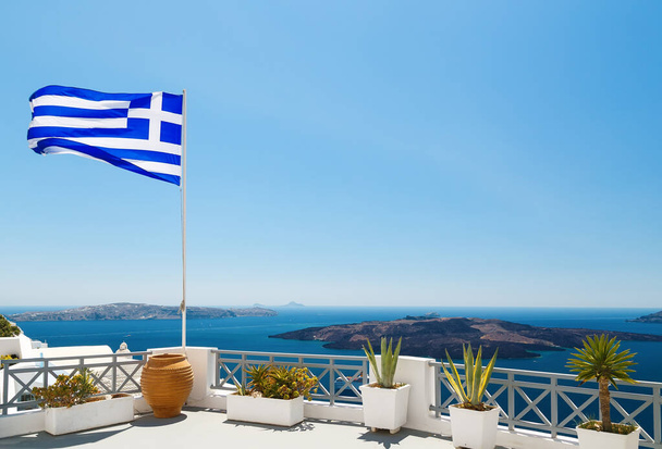 Santorin mit der griechischen Flagge, Fira Hauptstadt - Foto, Bild