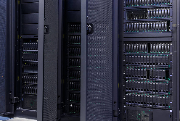 Rangée de superordinateurs avec grand centre de données moderne de stockage de disque - Photo, image