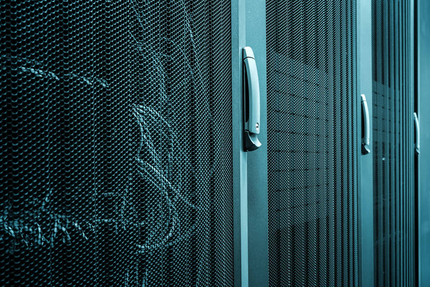 Διακομιστής υπολογιστών στον κεντρικό υπολογιστή rack close-up με μπλε φως - Φωτογραφία, εικόνα