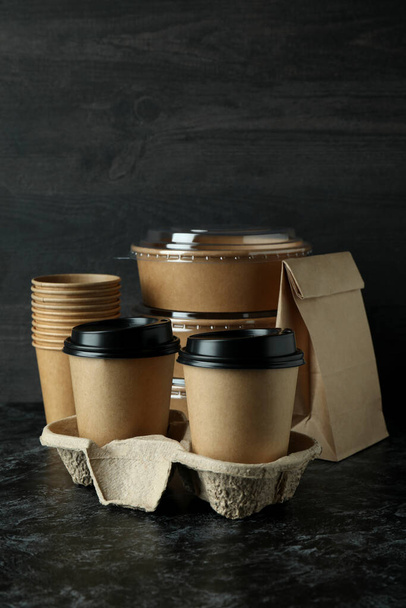 Envases de entrega para comida para llevar en mesa ahumada negra - Foto, Imagen