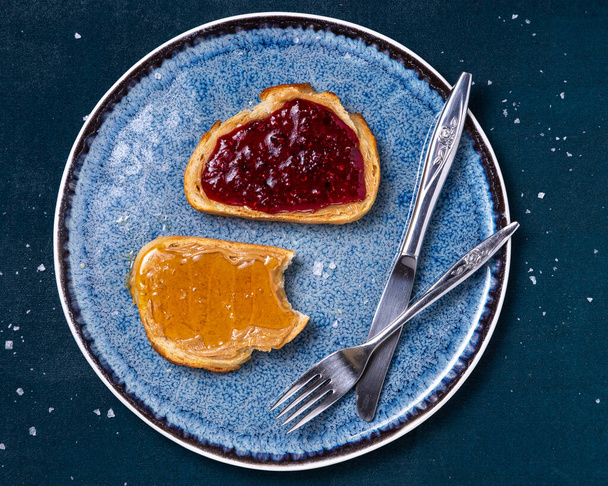 蜂蜜、ラズベリージャム、ピーナッツバターの白トーストに塩を振りかけるの場所の設定 - 写真・画像